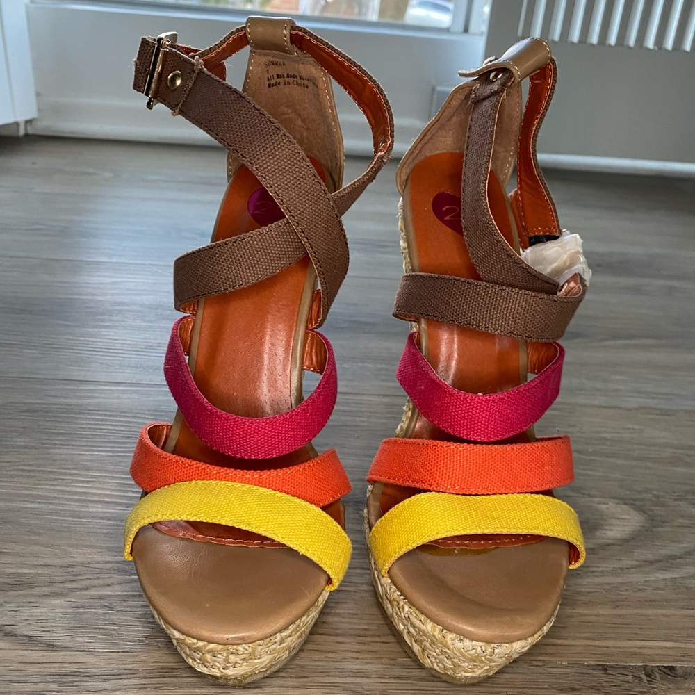 2B Bebe Size 7 Platform Heel Sandals - Never Worn